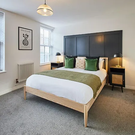 Host & - Penny Farthing * וויטבי